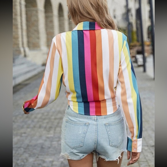 Striped Print Knot Hem Crop Shirt - Picture 2 of 4